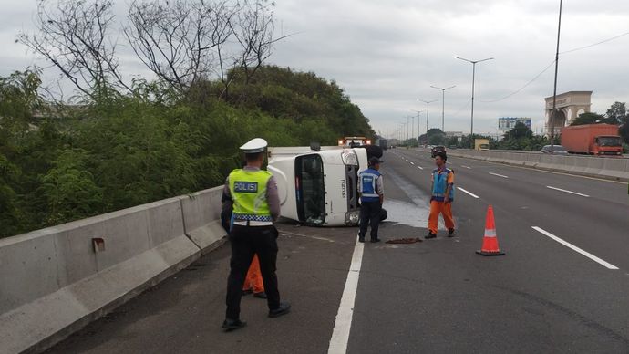 Mobil Terguling di Tol Cakung-Tanjung Priok 