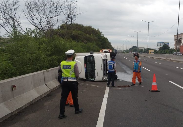 Mobil Box Terguling di Tol Cakung Arah Tanjung Priok