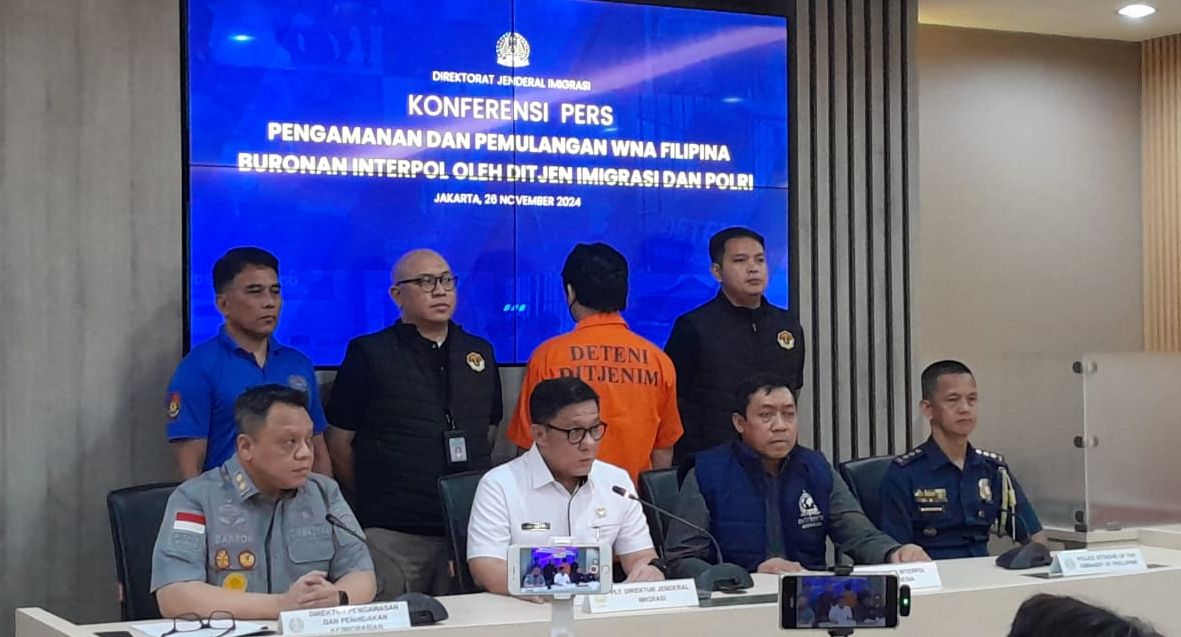 Imigrasi Indonesia dan Polri Serahkan WNA Filipina Buronan Interpol ke Negaranya <b>(NTVNews.id/ Adiansyah)</b>