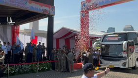 Gubernur DKI Jakarta Pramono Anung Wibowo bersama Wakil Gubernur Rano Karno secara resmi melepas keberangkatan ratusan armada bus dalam program Mudik Gratis 2026 di kawasan Monas, Selasa.