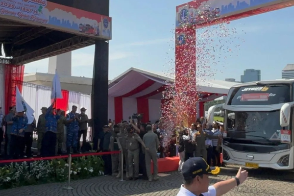 Gubernur DKI Jakarta Pramono Anung Wibowo melakukan flag off pelepasan bus mudik gratis di Monas, Jakarta Pusat, Selasa (17/3/2026). ANTARA/Lifia Mawaddah Putri.