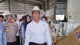Menteri Pertanian (Mentan) Andi Amran Sulaiman menangguhkan izin impor lima perusahaan pengolahan susu karena memilih susu impor dibanding hasil dari peternak lokal. 