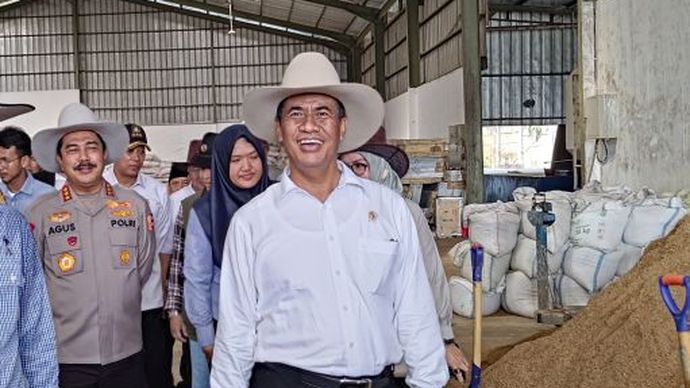 Menteri Pertanian (Mentan) Andi Amran Sulaiman saat meninjau peternakan dan gudang pakan milik PT Le