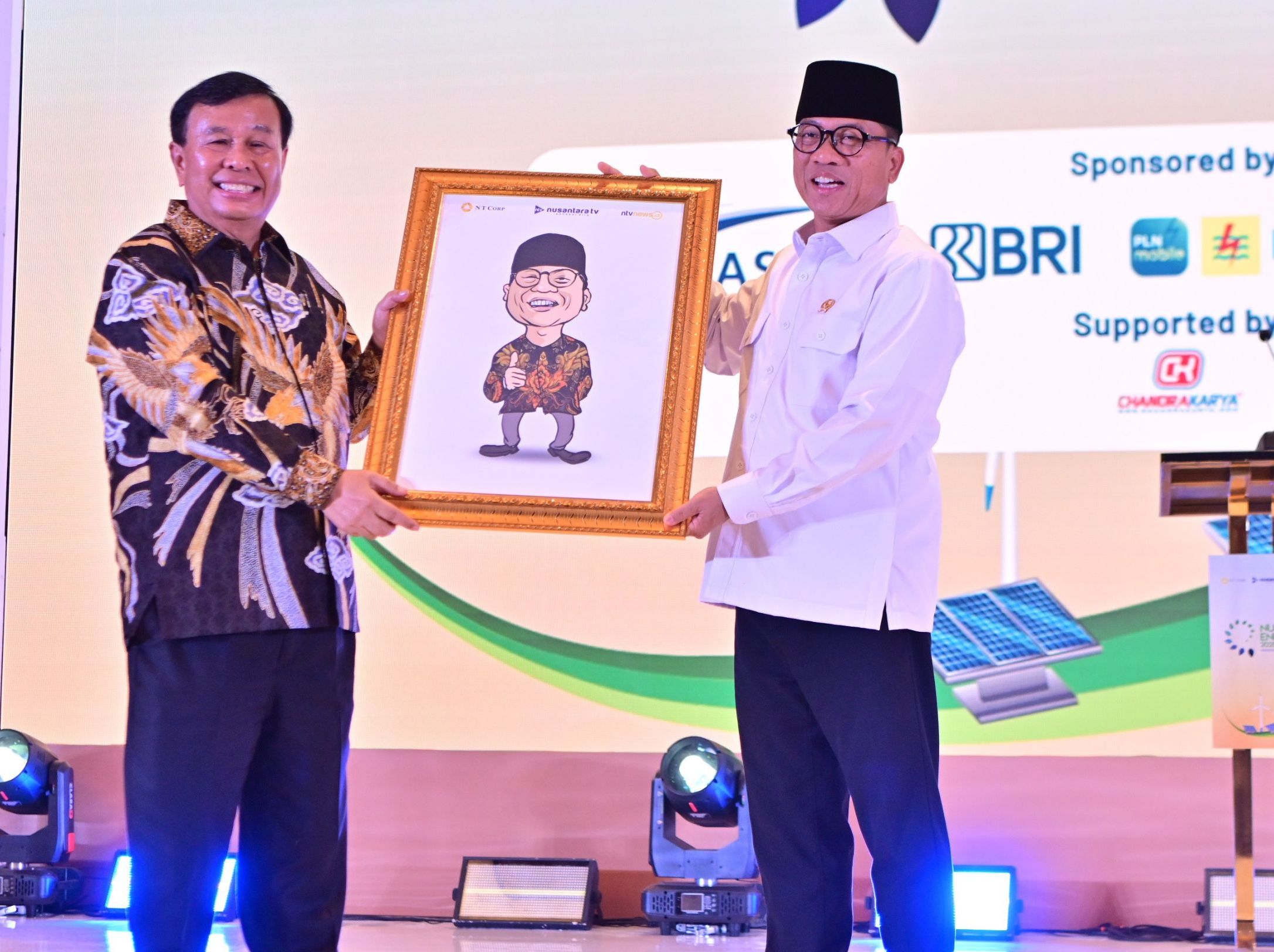 Presiden Komisaris NT Corp Nurdin Tampulobon dan Menteri Desa dan Pembangunan Daerah Tertinggal, Yandri Susanto, di acara Nusantara Energy Forum 2025. <b>(Dokumentasi Nusantara TV)</b>