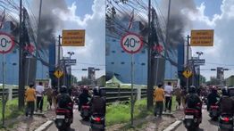 Detik-Detik Api Lahap Toko Ban di Bekasi, Arus Lalu Lintas Tersendat