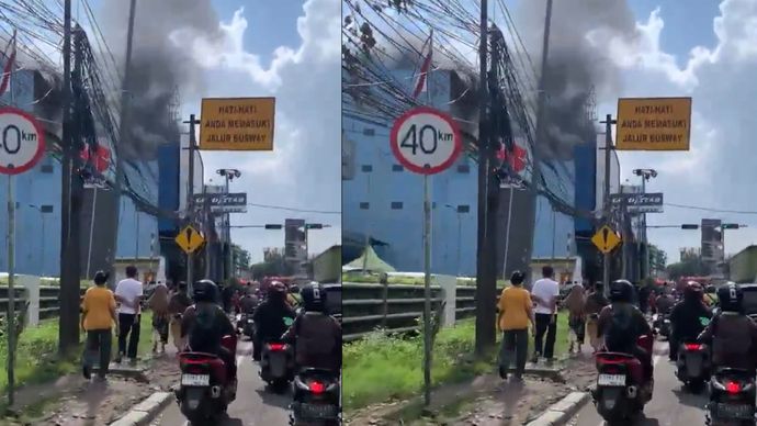 Detik-Detik Api Lahap Toko Ban di Bekasi, Arus Lalu Lintas Tersendat