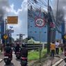 Detik-Detik Api Lahap Toko Ban di Bekasi, Arus Lalu Lintas Tersendat