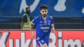 Euforia perayaan gelar juara Persib Bandung di Super League 2025/2026 diwarnai kabar kurang menyenangkan. Ponsel milik bek sayap Persib, Frans Putros, dilaporkan hilang saat mengikuti konvoi kemenangan di Kota Bandung pada Minggu, 24 Mei 2026.