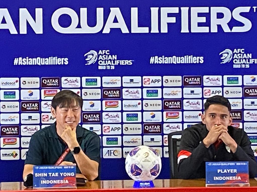 Pelatih Timnas Indonesia, Shin Tae-yong dan Marselino Ferdinan dalam jumpa pers usai kemenangan lawan Arab Saudi di GBK, Senayan, Selasa (19/11/2024).  <b>(NTVnews.id)</b>