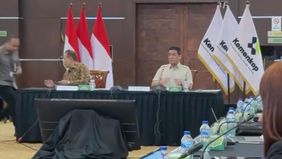 Rapat ini juga dihadiri oleh Wakil Menteri Koperasi dan UKM, Ferry Juliantono, serta sejumlah pejabat lintas kementerian dan perwakilan perbankan Himbara.