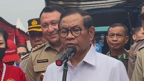 Gubernur DKI Jakarta, Pramono Anung, bersama Menteri Pekerjaan Umum (PU) RI, Dodi Hanggodo memulai Kick Off Gerakan Bersih dan Sehat Bersama Sungai di Jalan Inspeksi Ciliwung, Pancoran, Jakarta Selatan, Jumat, 21 November 2025.