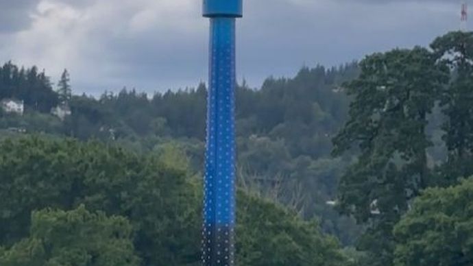 Beberapa orang terjebak dalam posisi terbalik di wahana permainan Oaks Park, Portland, Oregon.