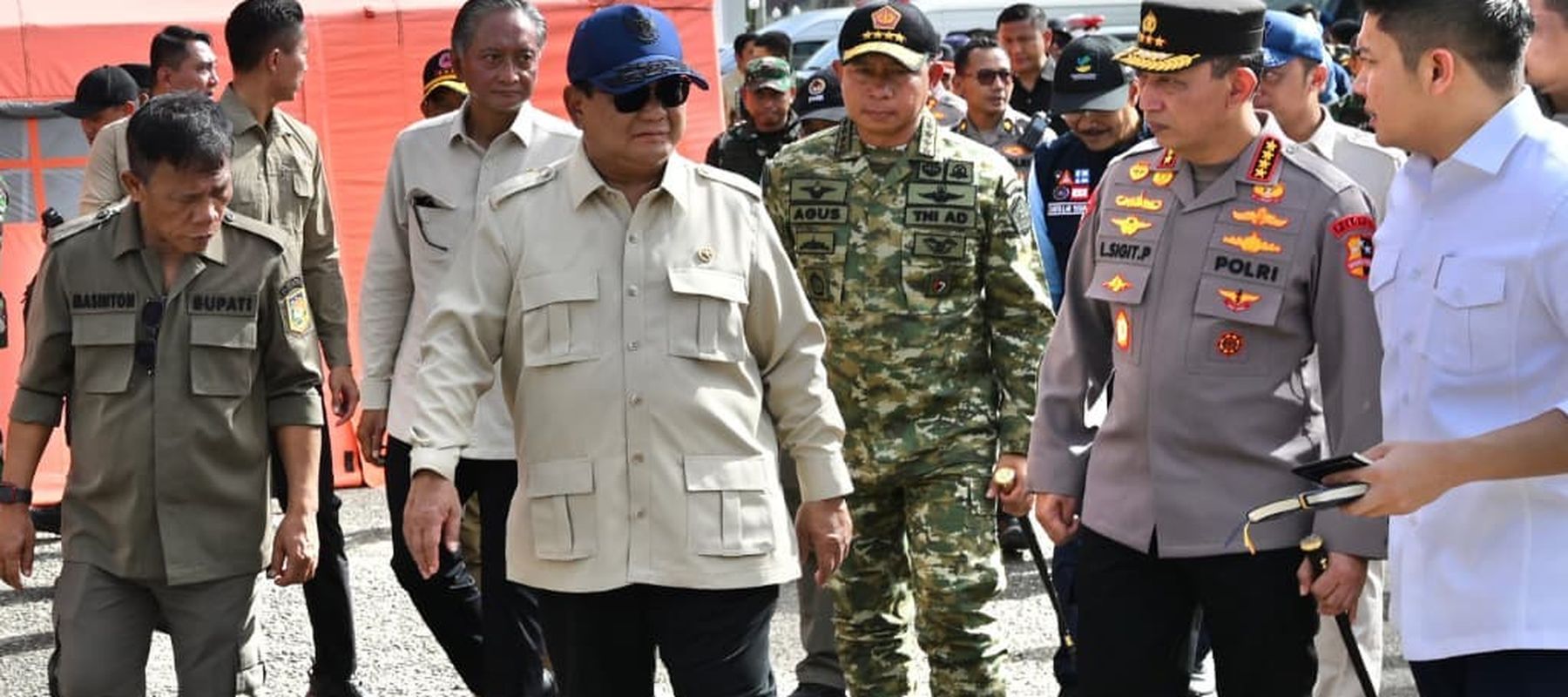 Presiden Prabowo meninjau lokasi bencana di Sumatera