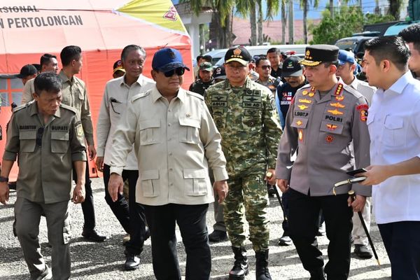 Presiden Prabowo meninjau lokasi bencana di Sumatera