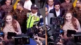 Lisa Mariana Datang ke KPK Pakai Baju Warna Coklat
