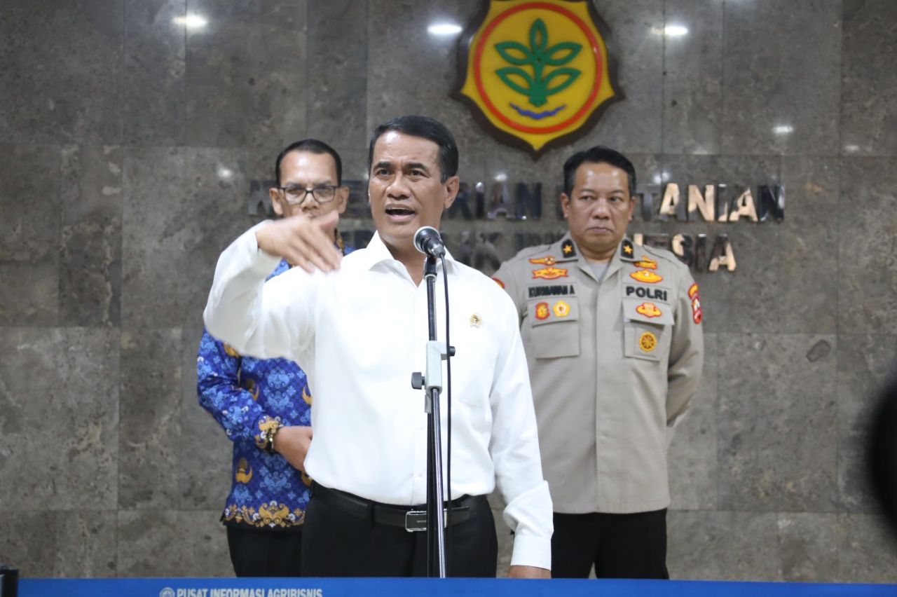 Menteri Pertanian (Mentan) Andi Amran Sulaiman menegaskan bahwa proses hukum terhadap seorang pengamat yang dinilai menyebarkan opini tanpa dasar dan terlibat dalam proyek fiktif yang merugikan negara senilai Rp5 miliar di Kementerian Pertanian (Keme