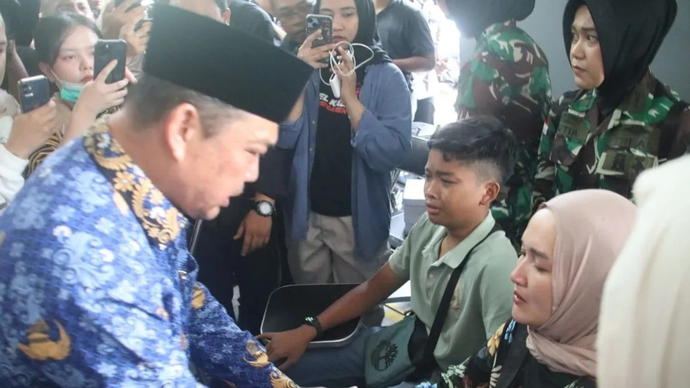 Gubernur Kalbar Ria Norsan bersama Kapolda Kalbar Irjenpol Pipit Rismanto saat konferensi pers bersama Kapolda Kalbar Pipit Rismanto di Rumah Sakit Dokkes Bhayangkara Kalbar, Pontianak, Jumat. ANTARA/Rendra Oxtora