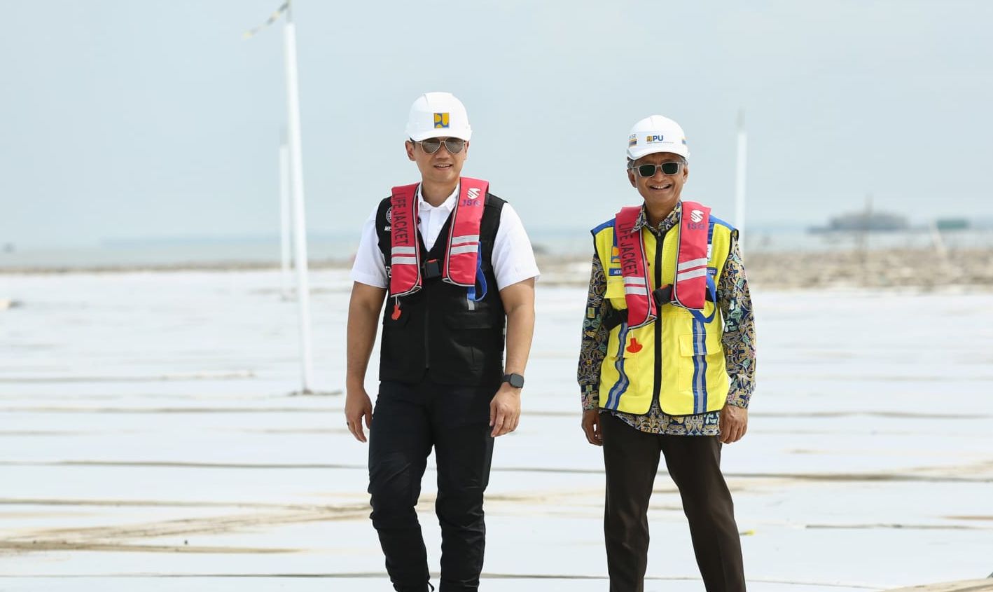 Menteri Pekerjaan Umum (PU) Dody Hanggodo mendampingi Menteri Koordinator Bidang Infrastruktur dan Pembangunan Kewilayahan Agus Harimurti Yudhoyono (AHY) meninjau pembangunan Jalan Tol Semarang-Demak Seksi 1 Kaligawe - Sayung/Ist