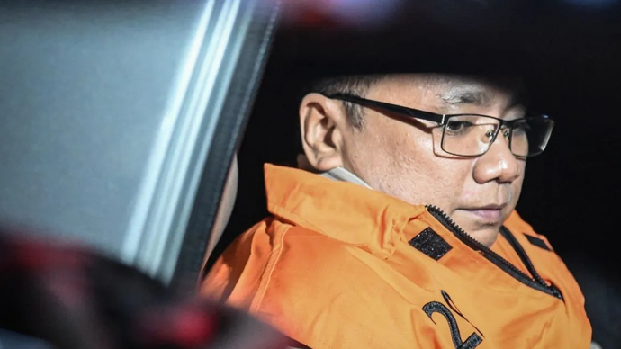 Tersangka kasus dugaan korupsi kuota haji dan penyelenggaraan ibadah haji Yaqut Cholil Qoumas mengenakan rompi tahanan usai menjalani pemeriksaan di Gedung Merah Putih KPK, Jakarta, Kamis (12/3/2026). KPK menahan mantan Menteri Agama periode 2020-2024 Yaqut Cholil Qoumas atas kasus dugaan korupsi kuota haji dan penyelenggaraan ibadah haji yang merugikan keuangan negara sekitar Rp622 miliar. ANTARA FOTO/Sulthony Hasanuddin/nz.