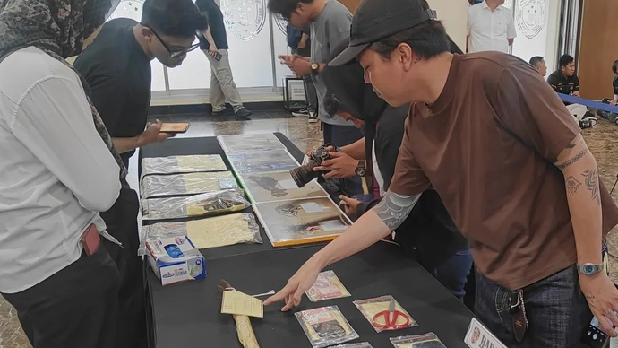 Sejumlah barang bukti terkait kasus pembunuhan yang terjadi pembunuhan di Perumahan Prima Lingkar Asri, Kelurahan Jatibening, Kecamatan Pondok Gede, Kota Bekasi, Rabu (11/3/2026). ANTARA/Ilham Kausar