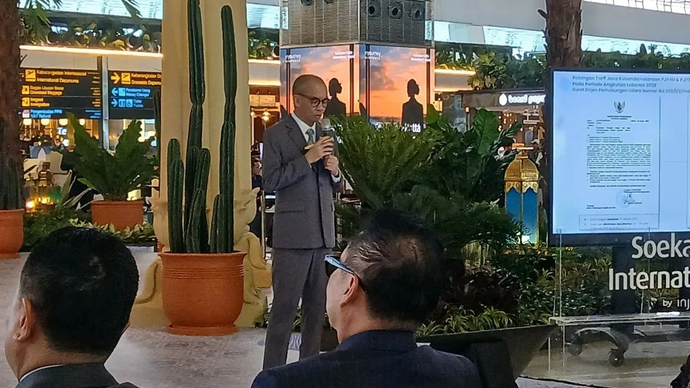 Wakil Direktur Utama InJourney Airports Achmad Syahir memberikan keterangan pers terkait kesiapan layanan mudik Lebaran. ANTARA/Azmi Samsul M.