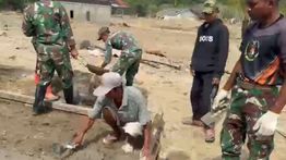 Melihat Kebersamaan TNI dan Warga Bangun Masjid Sementara di Aceh