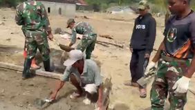 Menjelang bulan Ramadan, para prajurit TNI bahu-membahu dengan warga Desa Tetinggi, Kecamatan Pantan Cuaca, Kabupaten Gayo Lues, Aceh untuk membangun masjid sementara.