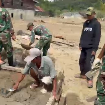 Melihat Kebersamaan TNI dan Warga Bangun Masjid Sementara di Aceh