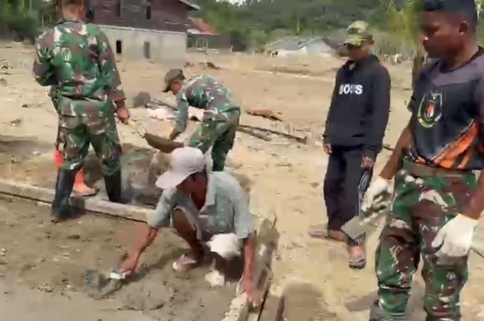 Melihat Kebersamaan TNI dan Warga Bangun Masjid Sementara di Aceh -  Ntvnews.id