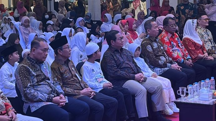 Pramono Buka Santunan Muharam di Gajah Mada Plaza, Jakarta Pusat, Kamis (9/7). 