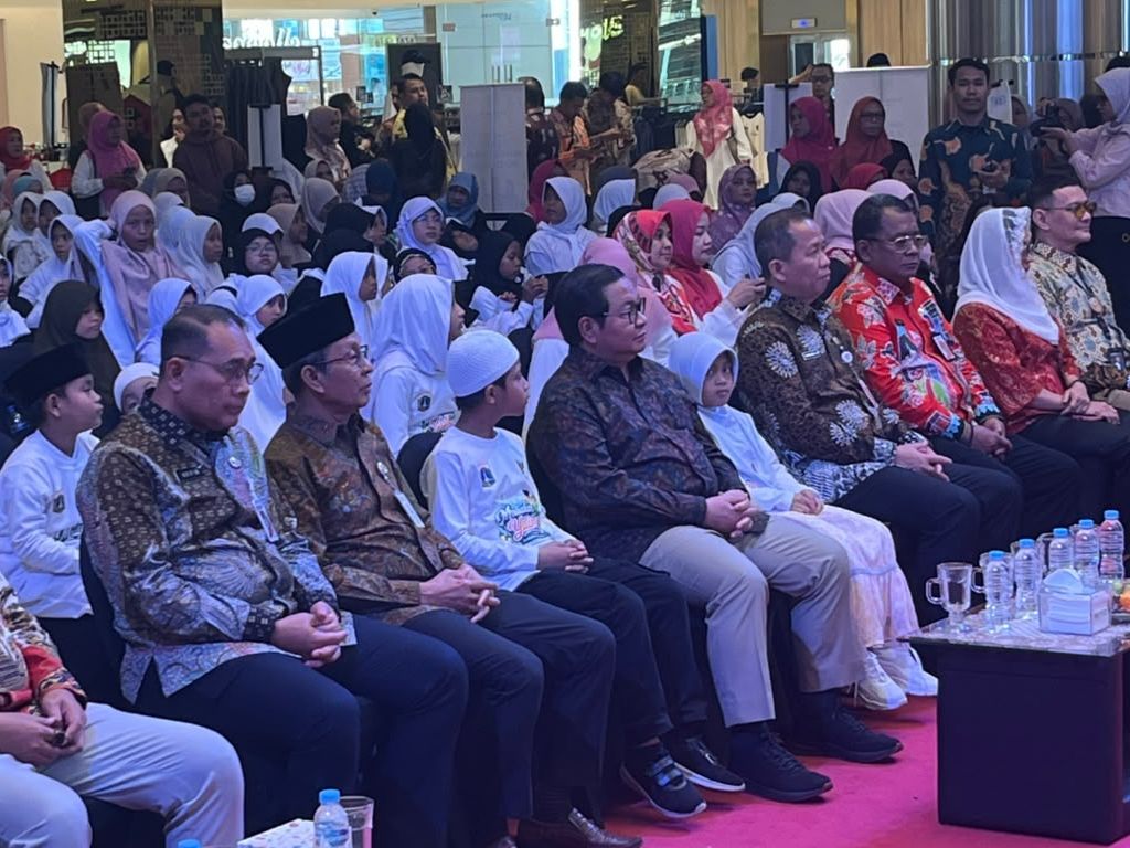 Pramono Buka Santunan Muharam di Gajah Mada Plaza, Jakarta Pusat, Kamis (9/7).  <b>(NTVNews.id/Adiansyah)</b>