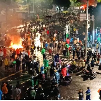 Penampakan Massa Aksi Bertahan di Mako Brimob Kwitang hingga Jumat  Dini Hari