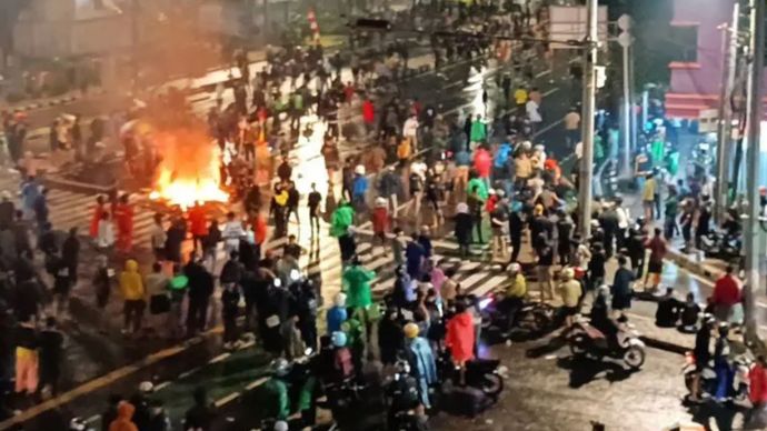 Massa aksi di depan Mako Brimob Kwitang