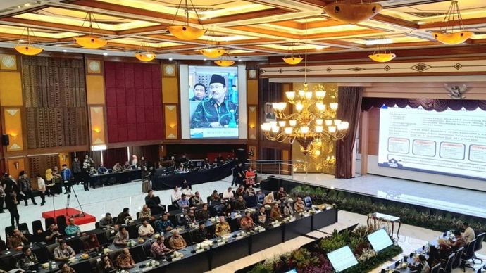 Menteri Sosial (Mensos) Saifullah Yusuf atau Gus Ipul dalam pertemuan bersama para pemerintah daerah untuk penandatanganan perjanjian pinjam pakai barang milik daerah untuk Sekolah Rakyat di Kantor Kemensos Jakarta.