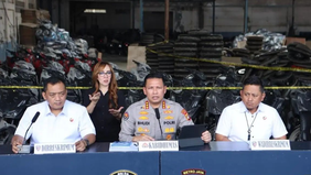 Polda Metro Jaya membongkar praktik ekspor ilegal sekitar 99 ribu sepeda motor hasil tindak kejahatan dari sebuah gudang di Jalan Kemandoran VIII, Kebayoran Lama, Jakarta Selatan, Senin, 11 Mei 2026. Aktivitas ilegal yang diduga telah berlangsung sej
