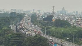  Salah satu titik terparah terpantau di Jalan Tol Wiyoto Wiyono, di mana antrean kendaraan mengular sejak pintu Tol Sunter hingga tersambung ke arah Tol Jagorawi menuju Bogor.