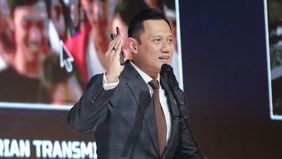 Menteri Koordinator Bidang Infrastruktur dan Pembangunan Kewilayahan Agus Harimurti Yudhoyono (AHY) didampingi Deputi Rachmat Kaimuddin dan Staf Khusus Menteri Agust Jovan Latuconsina, memberikan keynote speech pada acara Accelerating National Develo