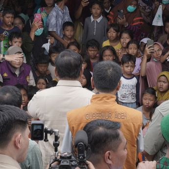 Di Pengungsian Bener Meriah, Prabowo: Sabar ya Bapak Ibu, Kita Sudah Rencana Ganti Semua Rumah