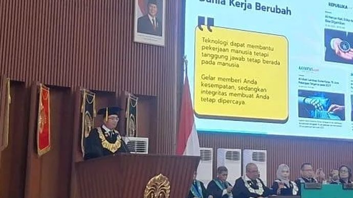 Rektor Universitas Indonesia Prof. Heri Hermansyah ketika memberi sambutan wisuda di Balai Sidang UI Depok, Jumat