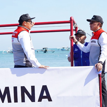 Komut Pertamina Iwan Bule Luncurkan Kapal Pintar Pembersih Sampah Laut di Bali