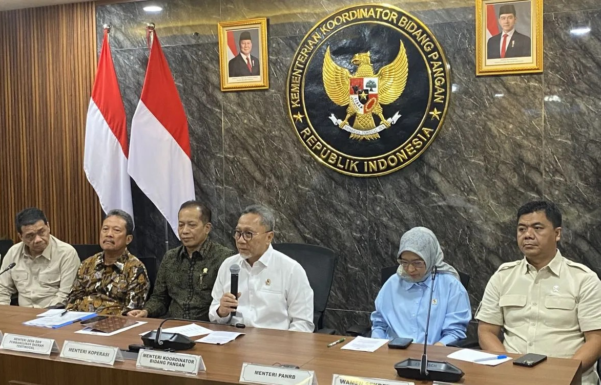 Menteri Koordinator Bidang Pangan sekaligus Ketua Satgas Pembentukan Kopdes Merah Putih Zulkifli Hasan (tengah) menyampaikan keterangan dalam jumpa pers di Jakarta, Rabu 15 April 2026. (ANTARA/Shofi Ayudiana) <b>(Antara)</b>