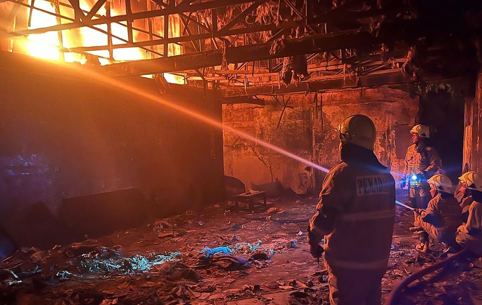 Bengkel di Jakbar Terbakar Hebat Hingga Turunkan 17 Unit Damkar <b>(IG: Humas Jak Fire)</b>
