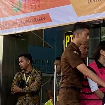 Penampakan Harvey Moeis dan Helena Lim Diserahkan ke Kejari Jaksel, Ada Tumpukan Uang dan Tas Hermes