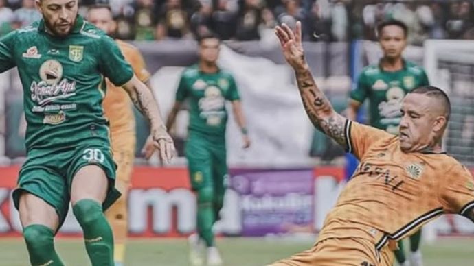 Radja Nainggolan (kanan) saat memperkuat Bhayangkara FC