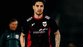 Kevin Diks berada di bandara Doha untuk transit ke Kopenhagen.