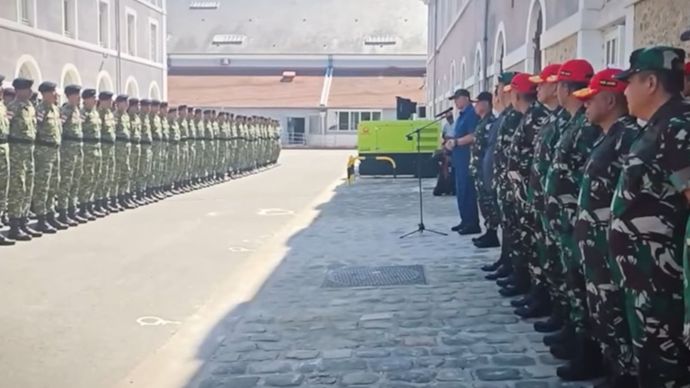 Menhan Sjafrie Sjamsoeddin bersama pasukan Defile TNI di Paris