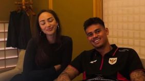 Pemain Timnas Indonesia, Mees Hilgers, merespons panggilan 'kak' oleh fans Indonesia, menyoroti adanya konotasi negatif dalam bahasa Belanda.