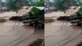 Air Kali Meluap, Tanggul di Pasar Minggu Jaksel Jebol dan Motor Berjatuhan