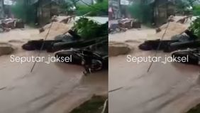 AKibatnya, air masuk ke rumah warga.