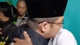 Pasha Ungu Melayat Affan Kurniawan, Peluk Satu Persatu Keluarga Korban